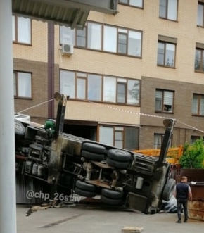 Автовышка с рабочими рухнула у многоэтажки в Ставрополе