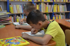 Дети читают книги о войне