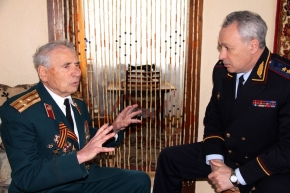 Александр Олдак традиционно навестил ветеранов войны