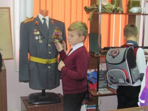 Одежду и оружие стражей порядка показали школьникам на Ставрополье