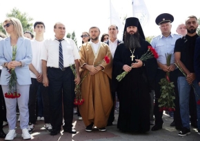 Руководители национально-культурных организаций и казаки Ставрополья возложили цветы в день солидарности в борьбе с терроризмом