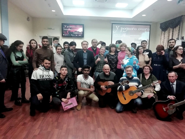 Иностранные студенты «У родного очага» слушали стихи и пели песни под гитару