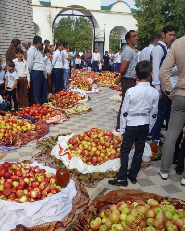 На праздник Преображения Господня цыгане принесли на освящение яблоки и бублики