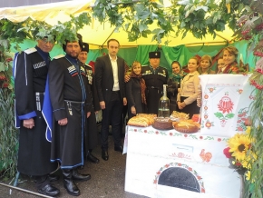 На празднике пекарей в Новоселицком районе казаки угощали своей выпечкой